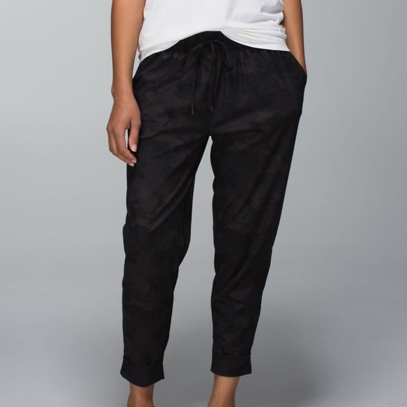lululemon athletica Pants - 6 lululemon camo joggers